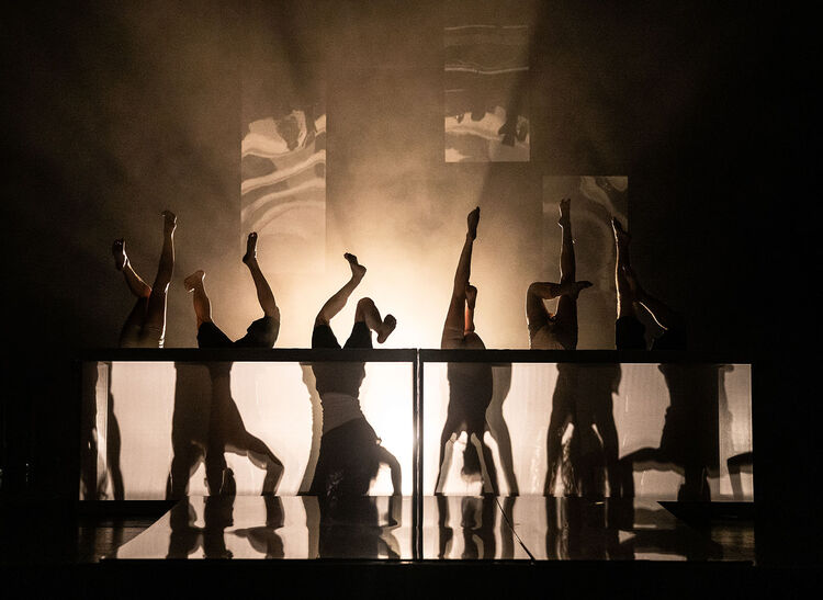Cizinec. Losers Cirque Company. Foto: Pavel Hejny. 